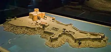 Plan en relief d'une île fortifiée avec un château.