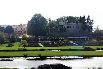 Le château avec les jardins et l'étang de Saint-Estèphe.