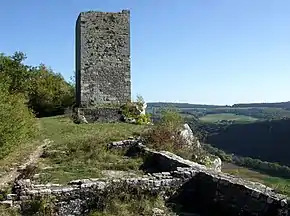 Vestiges et donjon du château de Montferrand-le-Château.