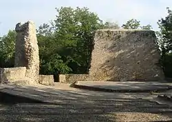 Vue des ruines du château de Montluel dont certaines sont utilisées pour le théâtre de verdure.