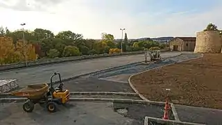 Travaux de la phase IV (octobre 2016), réalisation du glacis végétal et réfection du parking existant.