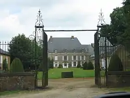 La grille d'entrée au château.