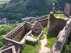 Vue d'ensemble du château à partir de son donjon.