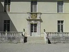 Escalier, perron et façade du château.