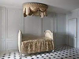 Lit à la polonaise (1785) par Jean-Baptiste Boulard, petit appartement de la reine à Versailles.