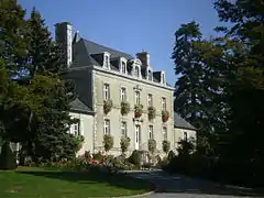 Le château de Bel-Air entouré du jardin public.