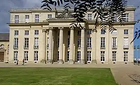 La façade du château de Bénouville.