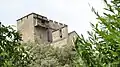 Vue du donjon et de la chapelle depuis le chemin d'accès.