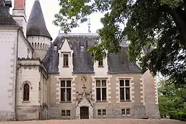 Photographie en couleurs de la façade d'un château composée de plusieurs bâtiments et tours accolés.