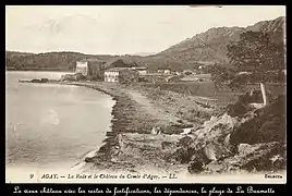 Carte postale noir et blanc. Longue plage avec bâtisse au fond.