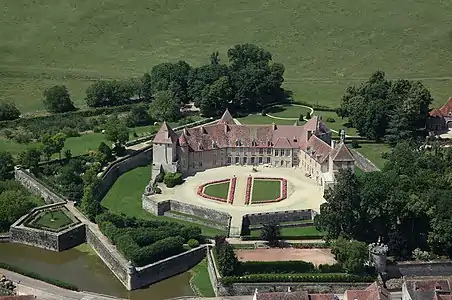 Vue aérienne du château et de sa double enceinte fortifiée.