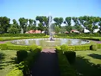jardin supérieur du château avec son bassin circulaire