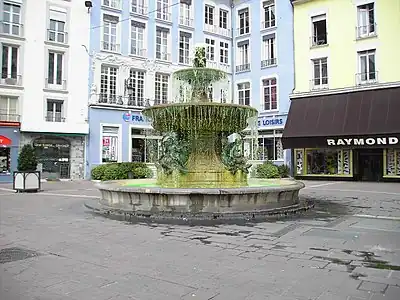 Fontaine aux amours et aux dauphins (1824), Grenoble, place Grenette.