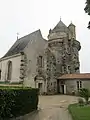 La chapelle et la tour Est.