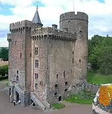 Le donjon de Château-Dauphin.