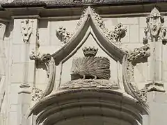 Contre-courbe brisée et anse de panier (1498-1503, Château de Blois).