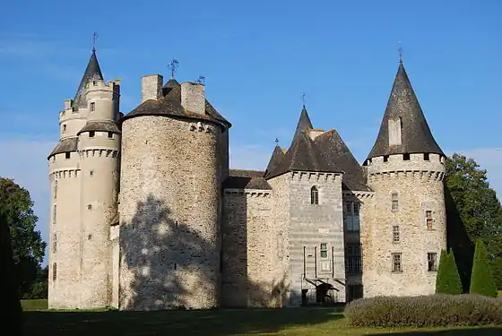 1. Le château de Bonneval à Coussac-Bonneval en Limousin.
