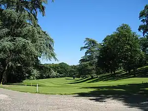 Le parc et golf du château de Bournel.