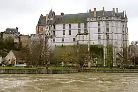 Le Loir au pied du château de Châteaudun.