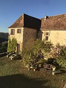 Ancienne tour XIIIe siècle et salle seigneuriale 15e siècle.