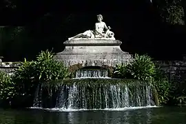 Une fontaine avec sa sculpture.