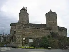 Les tours et la poterne d'Amboise du XVe siècle.