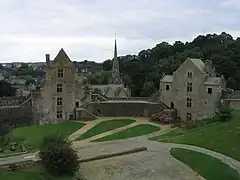 La cour intérieure avec les tours Suriennes et Raoul. En arrière-plan, l'église Saint-Sulpice.