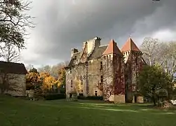 La façade sud et les tours est.