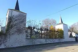 Tourelles jalonnant le mur de clôture de la propriété de Saint-Hubert et le mur avec lequel elles font corps à Merdorp