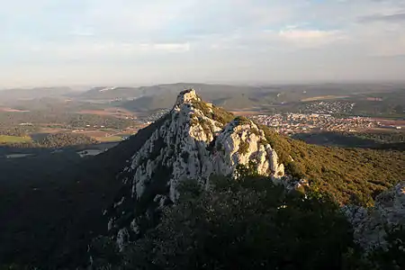 Face ouest du château, Saint-Mathieu en arrière-plan à droite.