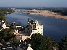Photographie montrant une vue aérienne du château de Montsoreau et la Loire