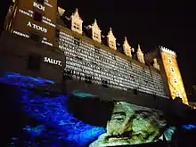 Photographie en couleur d'un château illuminé.