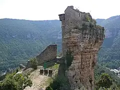 Tour et piton rocheux sur lequel s'appuie le château.