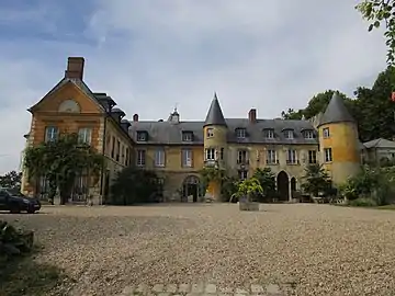 Façade est du château de Vaux-sur-Seine.
