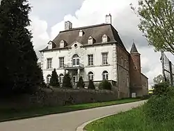 Château-ferme de Vergnies : quadrilatère principal, porche d'entrée et bâtiment joignant ce porche au logis (façades et toitures), route de Renlies, n°1