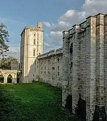 Mur nord et entrée principale du château.