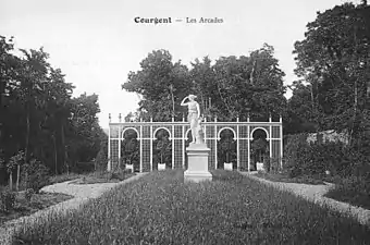 Les arcades et la statue de Diane chasseresse dans le parc.