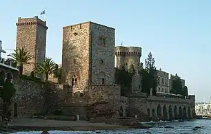 Vue prise du sud, côté mer.À gauche, la tour médiévale maîtresse, à côté, la tour La Mancha construite en 1927, puis le cryptoportique de la terrasse construite devant la grande salle, avec la tour, et la maison de maître construite en 1880.