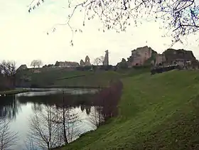 La Crûme devant le château de Tiffauges