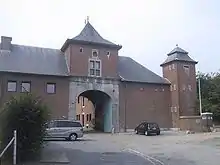 La ferme de Hombroux (M) et l'ensemble formé par la ferme et les terrains qui l'entourent (S).