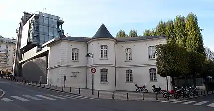 L'un des deux pavillons d'entrée du château d'Issy.