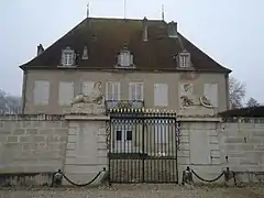 Château de Menthon : Ce château élevé au XVIIIe siècle par la famille Richardot contient de nombreux décors créés par le sculpteur Attiret. Il est classé monument historique