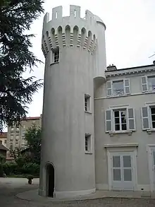 Partie de façade et tourelle avec sa poivrière d'un château paraissant féodal.