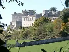 Vue du sud-est, avec portail à droite et corps de garde.