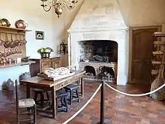 La cuisine du château, pièce rustique ornée de tomettes.