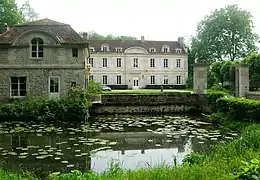 Le château et les douves.