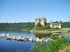 Lac de Bort-les-Orgues et château de Val.