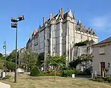 Vue du château depuis les rives du Loir.