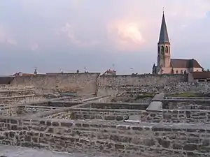 Éléments de forteresse et vue sur l'église (zone d'activité du château forge, moulin…).