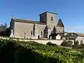 L'église entourée du cimetière.